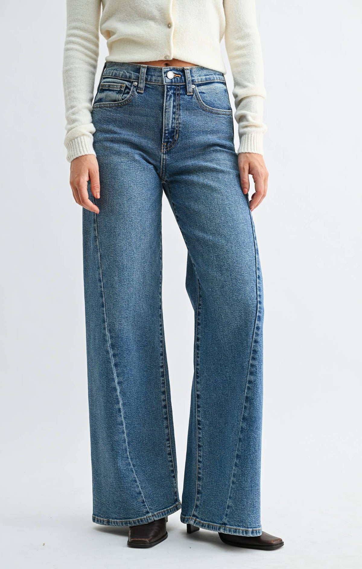 Wide leg medium wash jean with twisted seam