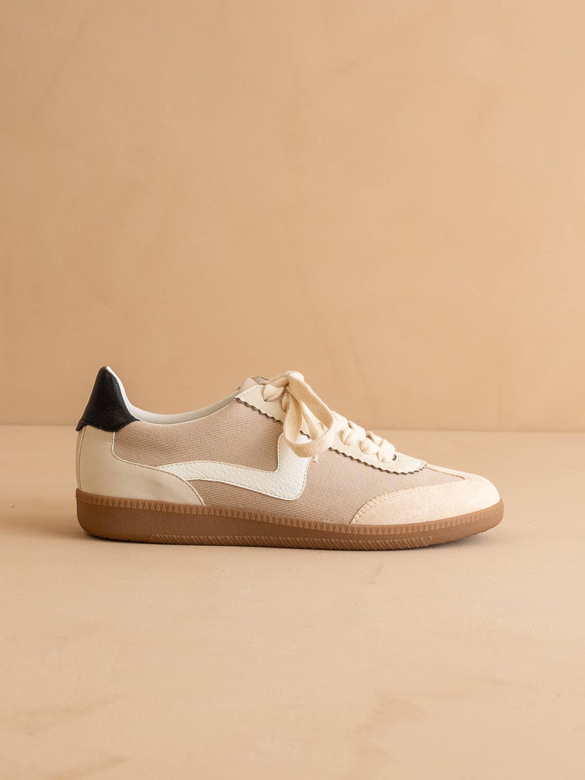 Beige classic lace up sneaker 
