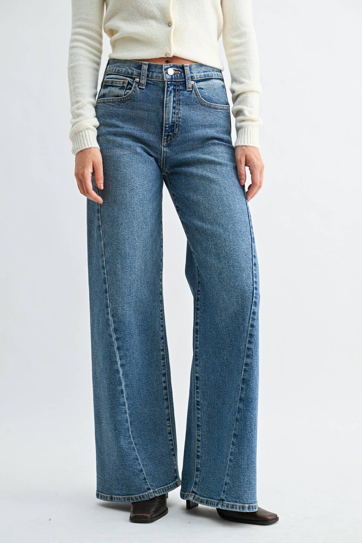 Wide leg medium wash jean with twisted seam
